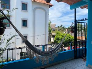 - un hamac sur le balcon d'un bâtiment dans l'établissement Departamento Chepe, à Sayulita