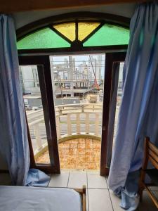 um quarto com uma janela com vista para uma rua em HOTEL VISUAL em Balneário Camboriú