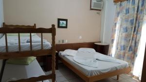 um quarto com 2 beliches e uma janela em HOTEL VISUAL em Balneário Camboriú