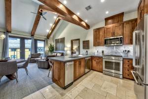 une cuisine avec des placards en bois et un salon dans l'établissement Luxury Two Bedroom Residence steps from Heavenly Village condo, à South Lake Tahoe