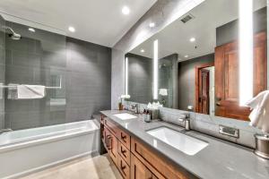 ein Badezimmer mit zwei Waschbecken, einer Badewanne und einem Tubermottermott in der Unterkunft Luxury Two Bedroom Residence steps from Heavenly Village condo in South Lake Tahoe + 17 Fotos
