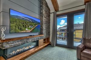 ein Wohnzimmer mit einem Flachbildfernseher an der Wand in der Unterkunft Luxury Two Bedroom Residence steps from Heavenly Village condo in South Lake Tahoe
