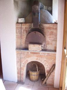 Un horno de ladrillo con una cesta dentro. en Ferienhaus Spazzacamino, en Bad Grönenbach
