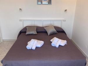 uma cama com duas toalhas em cima em Petra Marina Aurora em Pisciotta