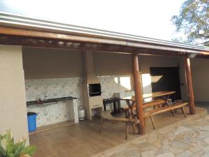 德爾菲諾波利斯的住宿－Espaço Canastra，天井配有木桌和长凳