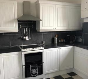 Kuchyň nebo kuchyňský kout v ubytování Captivating 2-Bed Apartment in Isle of Bute