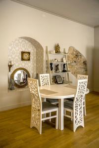 ein Esszimmer mit einem Tisch, Stühlen und einem Regal in der Unterkunft Gaono apartment in Vilnius