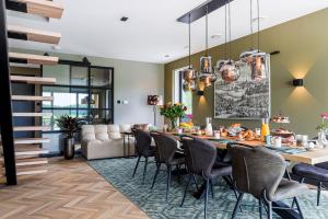 une salle à manger avec une grande table et des chaises dans l'établissement B&B De Scheersehoeve, à Holthone