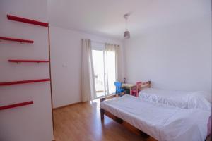 1 dormitorio con 2 camas y ventana en Chez Didier Tamaris Beach, en Dar Bouazza