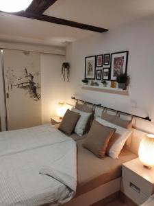 ABC apartments客房内的一张或多张床位