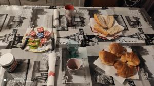 einen Tisch mit Sandwiches und einer Tasse Kaffee in der Unterkunft Petit coin de Paradis in Fontaine-lès-Luxeuil