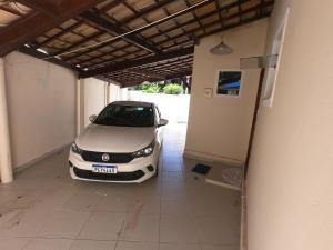 TV/trung tâm giải trí tại Casa 300m², dois andares, 4 suites a 150m da praia