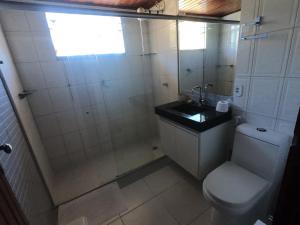 Phòng tắm tại Casa 300m², dois andares, 4 suites a 150m da praia +14 ảnh