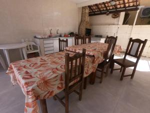 Nhà bếp/bếp nhỏ tại Casa 300m², dois andares, 4 suites a 150m da praia
