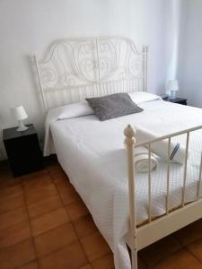 1 cama blanca en un dormitorio con 2 lámparas en las mesas en ApartamentoS centro ciudad 2 habitaciones ELDA en Elda