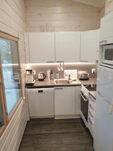 Køkken eller tekøkken på Adeli Holiday Cottage Ellivuori