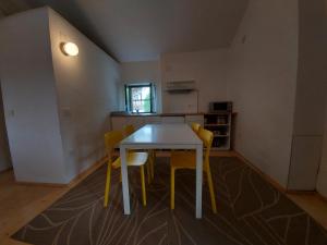 Kuchyň nebo kuchyňský kout v ubytování Apartmaji Hedera