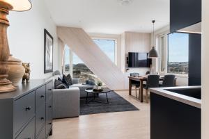 una cucina e un soggiorno con divano e tavolo di MJOS TOWER Apartment - Lovely city view a Ringsaker