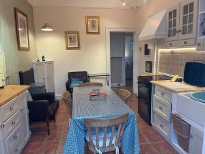 een keuken met een tafel en stoelen en een keuken met een aanrecht bij Parisian Style Townhouse in Carrick on Shannon