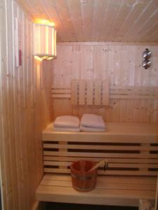 a sauna with two towels and a bucket in it at Strandlodge 2 in Rettin
