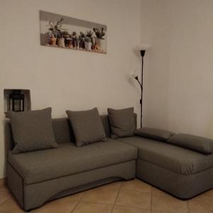 eine Couch in einem Wohnzimmer mit einem Bild an der Wand in der Unterkunft Casa Marta in Cividale del Friuli