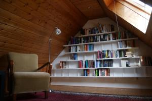 a room with a book shelf filled with books at Ferienwohnung Auszeit in Geeste