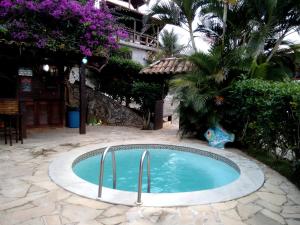 a small pool in the middle of a courtyard at Casa Muito Aconchegante em Buzios in Búzios