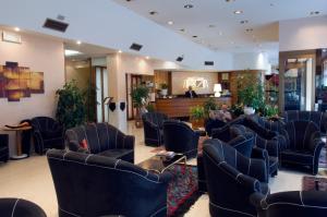 a waiting room with chairs and a hair salon at Grand Hotel Ambasciatori Wellness & Spa in Chianciano Terme +69 photos