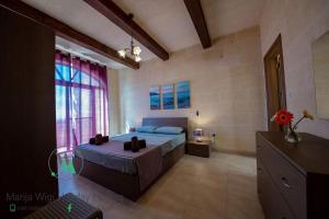 Tempat tidur dalam kamar di Ta Marija