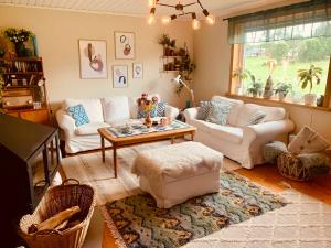 uma sala de estar com um sofá e uma mesa de centro em Super cosy cottage in heart of Dalarna em Västra Fors