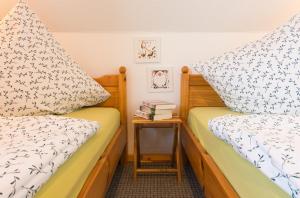 dwa łóżka w pokoju ze stolikiem w obiekcie Ferienhof Böhnke Nr4 w mieście Puttgarden