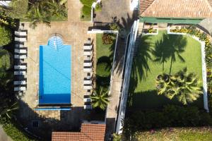an overhead view of a swimming pool in a yard at Hotel El Patio in Garachico