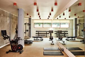 een fitnessruimte met loopbanden en fitnessapparatuur in een kamer bij Alsace LA in Los Angeles