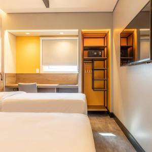 A bed or beds in a room at Tru By Hilton Criciúma