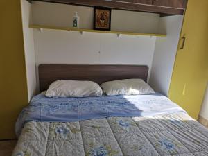 un letto con due cuscini sopra in una stanza di b&b da Alberto ad Arcevia