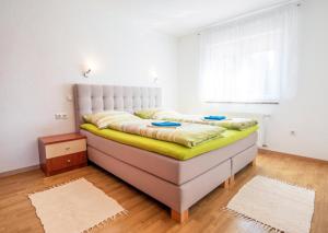 - une chambre avec un grand lit dans l'établissement Soul Vacation, à Korenica