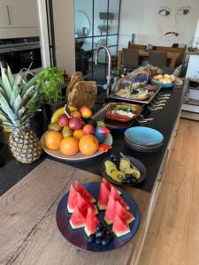een buffet met fruitschotels op tafel bij Vida Verde in Valkenburg