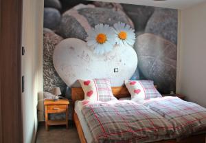 ein Schlafzimmer mit einem Bett mit zwei Gänseblümchen drauf in der Unterkunft Ferienwohnung Usbeck in Kurort Steinbach-Hallenberg
