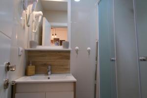 Ένα μπάνιο στο Dvori Sky View E13 Kopaonik - free private parking