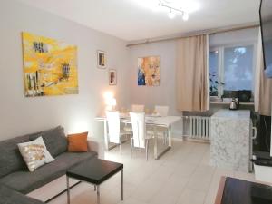 salon z kanapą i stołem w obiekcie Metro Wilson Apartment w Warszawie