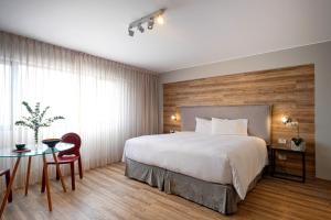 una camera d'albergo con un letto grande e un tavolo di ARTE HOTEL Lima a Lima