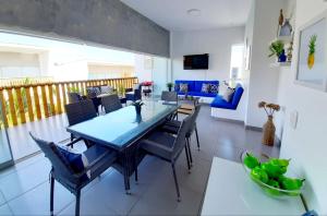a dining room with a table and chairs at Departamento Las Palmeras de Bocapan 308 in Tumbes