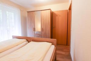 - une petite chambre avec 2 lits et un placard dans l'établissement Familienhof Brüning - Waldblick, à Meppen