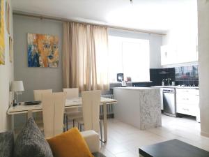 Kuchnia lub aneks kuchenny w obiekcie Metro Wilson Apartment