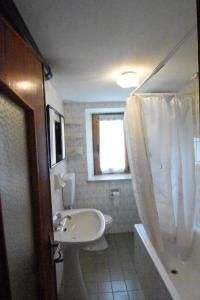 ein Bad mit einem Waschbecken, einem WC und einer Dusche in der Unterkunft PETER RANCH 1 in Vico Canavese