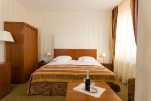 Un pat sau paturi într-o cameră la Pension Palazzo