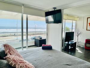 - une chambre avec un lit et une vue sur la plage dans l'établissement Descanso frente al mar Neohaus La Serena, à La Serena