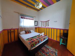 1 dormitorio con cama y techo colorido en Hostal Bremen, en Filandia