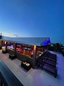 Večerní zábavní program pro hosty v ubytování Coral View Hotel & Resort