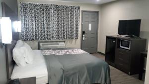 Tempat tidur dalam kamar di Crescent Park Motel & Suites